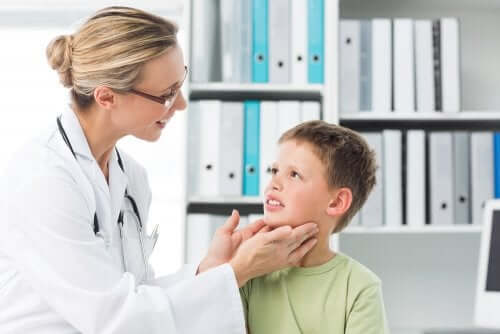 Pediatra che esamina il collo di un bambino