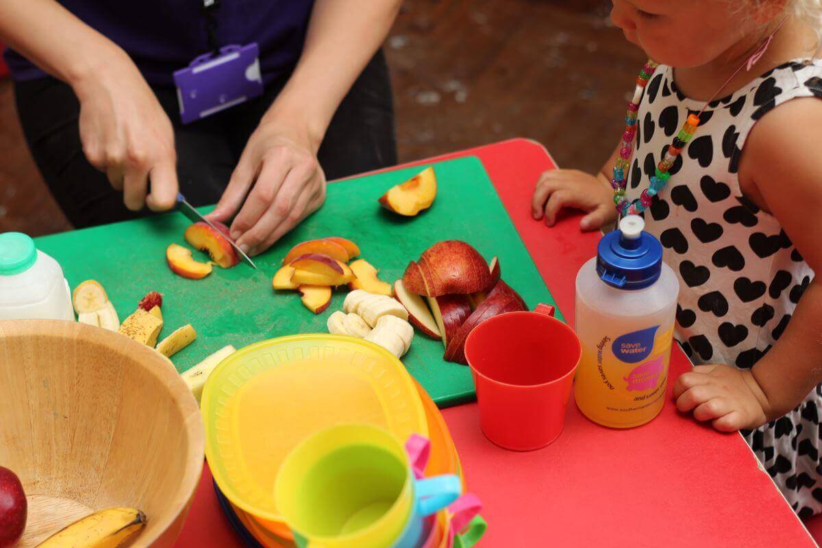 I chips di mela sono tra le migliori merende sane che possiate offrire ai vostri bambini