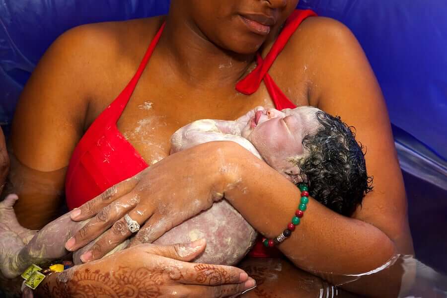 Neonato ricoperto di vernice caseosa