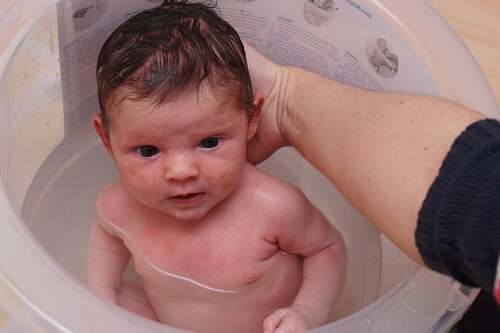 Bagnetto al neonato meglio non esagerare con l'igiene dei bambini