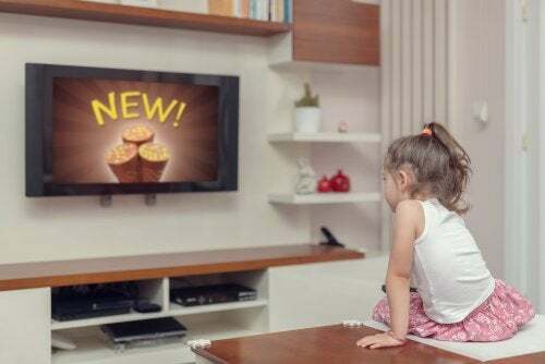 Bambina che guarda la pubblicità