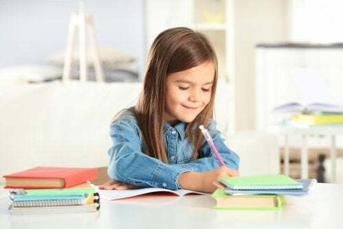 Bambina che fa schemi per studiare