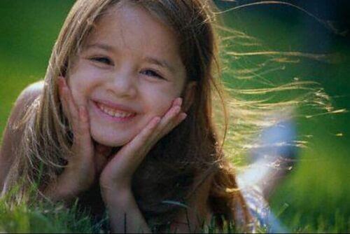Bambina sorridente e felice