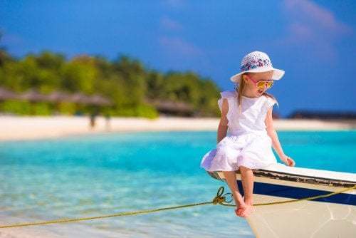 Bambina su una barca.