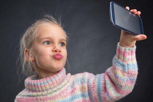 Bambina vanitosa si fa un selfie