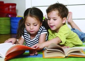 Bambini che leggono racconti per promuovere l'uguaglianza e combattere gli stereotipi