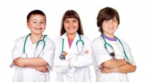 Bambini che giocano a fare i dottori