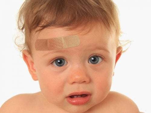 Cosa fare quando un bambino sbatte la testa