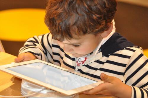 Bambino con tablet