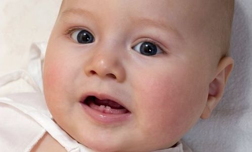 Bambino denti da latte