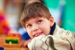 Bambino disabile che gioca