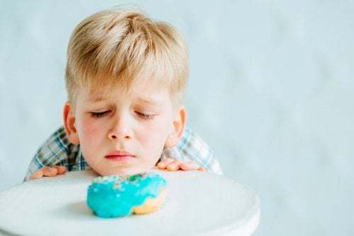 Sintomi dell'intolleranza al glutine: bambino rifiuta una ciambella