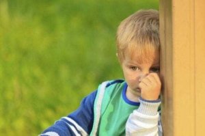 Mutismo selettivo: sintomi e trattamento
