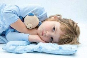 Perché mio figlio fa ancora la pipì a letto?