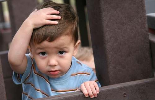 Bambino che sbatte la testa