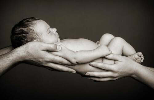Bambino tra le mani di chi diventa genitore per la prima volta