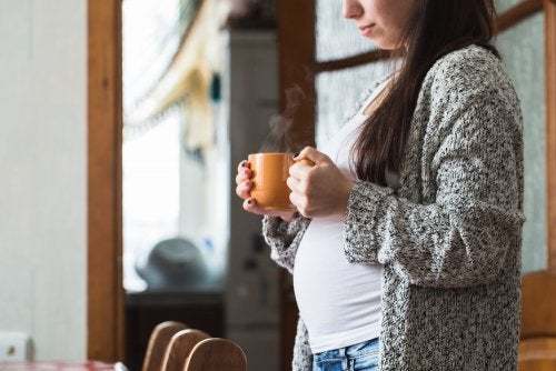 Il consumo di caffeina in gravidanza: un problema controverso