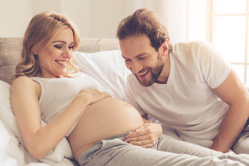 Coppia con donna incinta