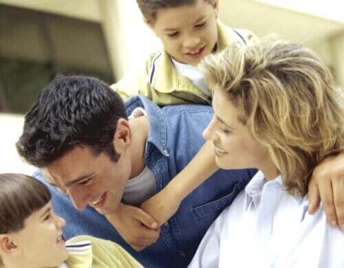 Ciò che conta non è esagerare con i regali per i bambini, ma trascorrere del tempo in loro compagnia