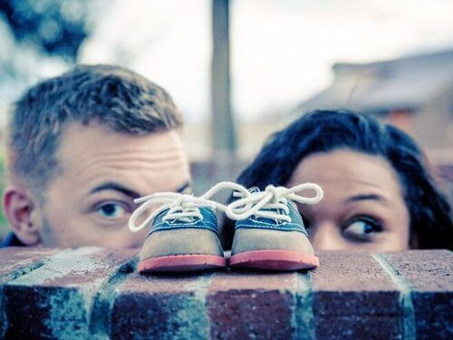 Genitori che guardano delle scarpette