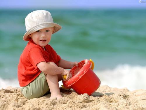 Gioco creativo in spiaggia