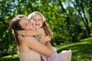Insegnare ad accettare se stessi: mamma e figlia si abbracciano