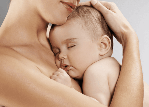 Abbraccio tra madre e figlio