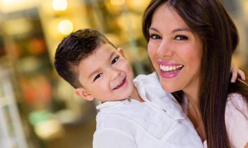 Madre single e figlio che sorridono