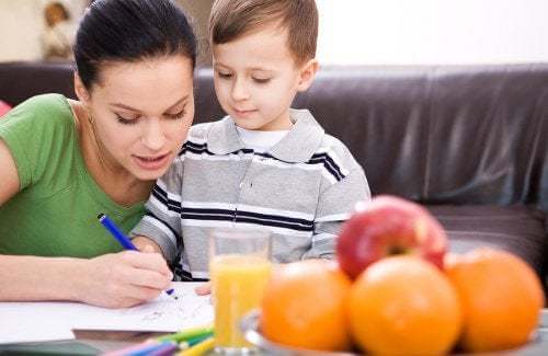 Mamma e figlio che fanno i compiti