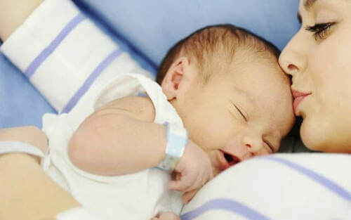 Mamma con neonato