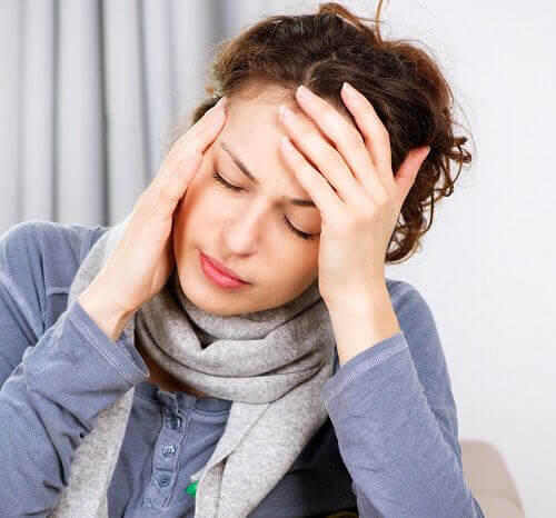Donna con i sintomi della menopausa precoce