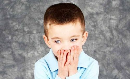 Mutismo selettivo: nambino con le mani davanti alla bocca