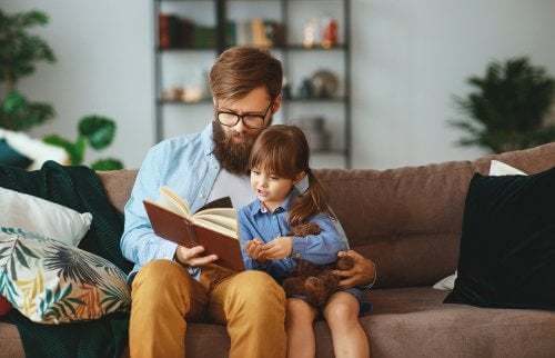 Padre e figlia che leggono