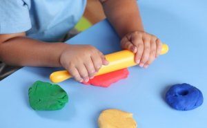 Attività per stimolare il tatto dei bambini