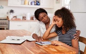 Come aiutare i bambini a gestire lo stress dei compiti