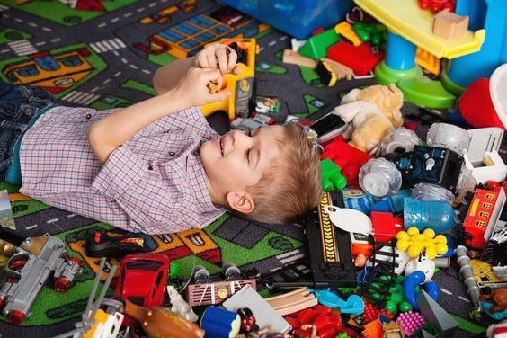 Regalare troppi giocattoli al bambino limita la sua immaginazione