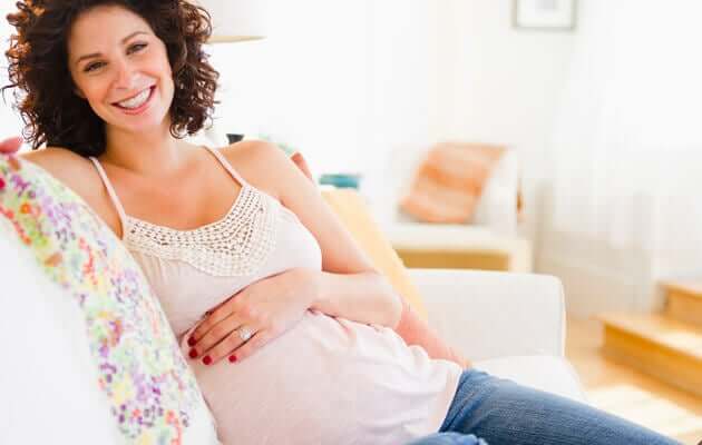 Donna felice della sua gravidanza