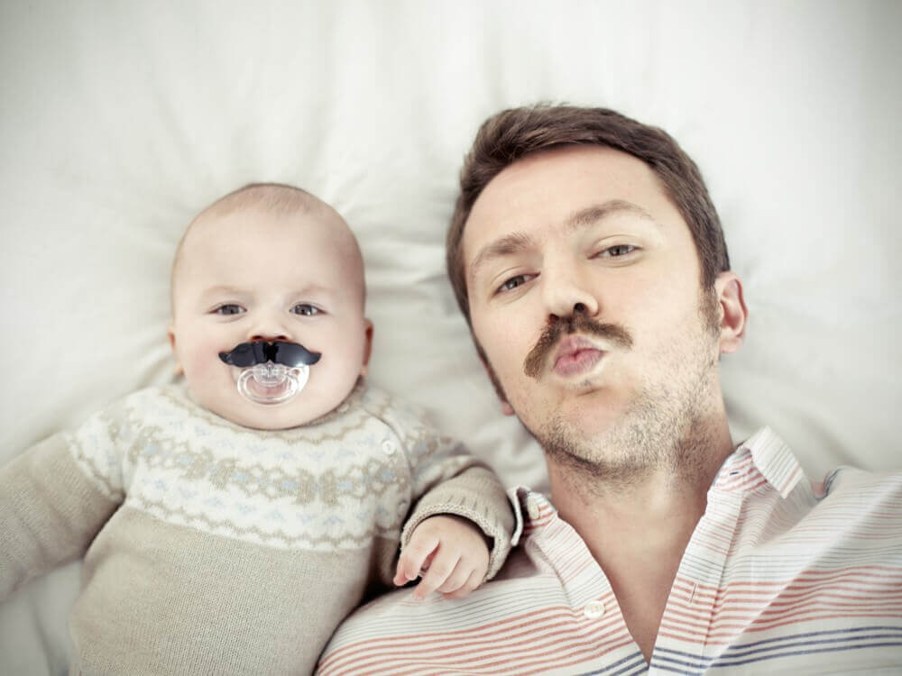 Padre e figlio con i baffi