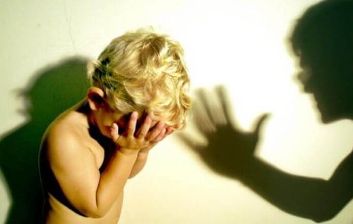 Bambino che piange per i rimproveri