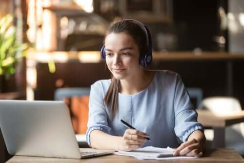 Ragazza che studia al computer