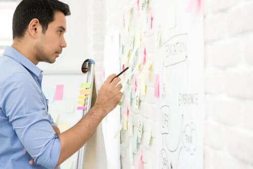 Ragazzo che impara un nuovo concetto con il metodo Feynman