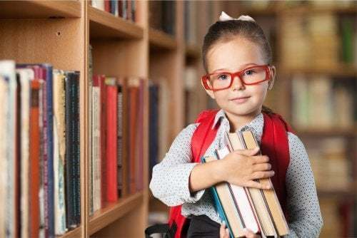 Bambina che studia
