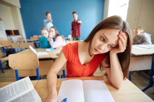 bambina vittima di bullismo in classe