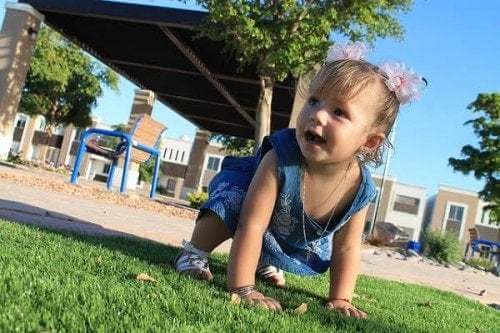 Bambina su un prato