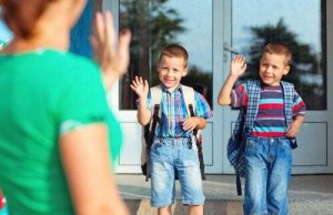 Bambini davanti la scuola