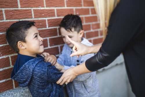 bambino rimproverato dall'insegnate per atti di bullismo