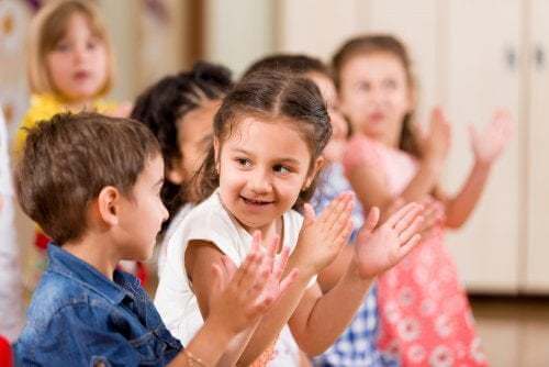 Bambini che battono le mani insieme