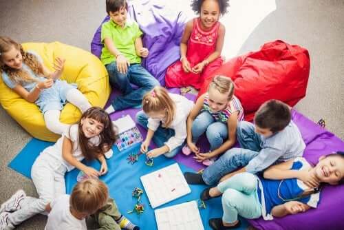 Bambini che giocano insieme