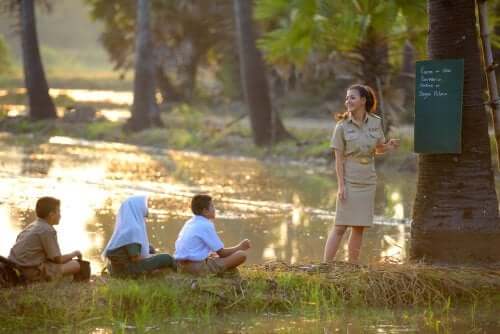 bambini e insegnante durante una lezione all'aperto