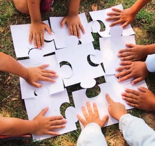 Bambini che completano un puzzle